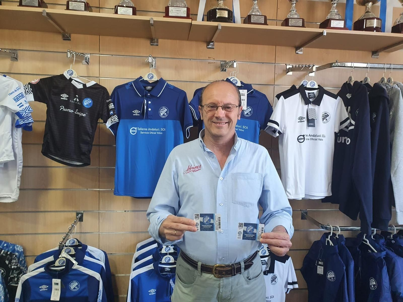 Federico Abrines, con su carnet y el de su padre, socio número 19 del club.