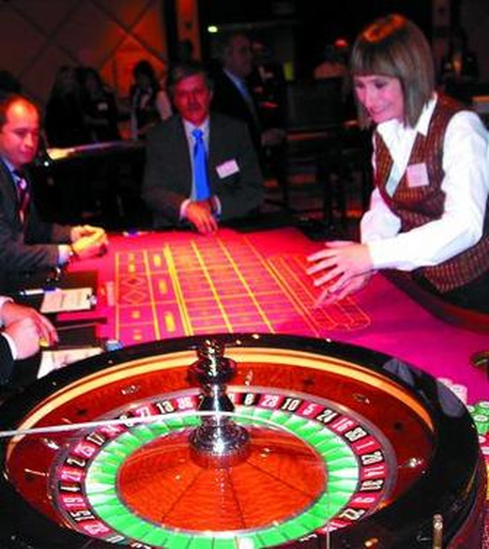 Una de las mesas ocupadas por un aspirante a mejor crupier de España.