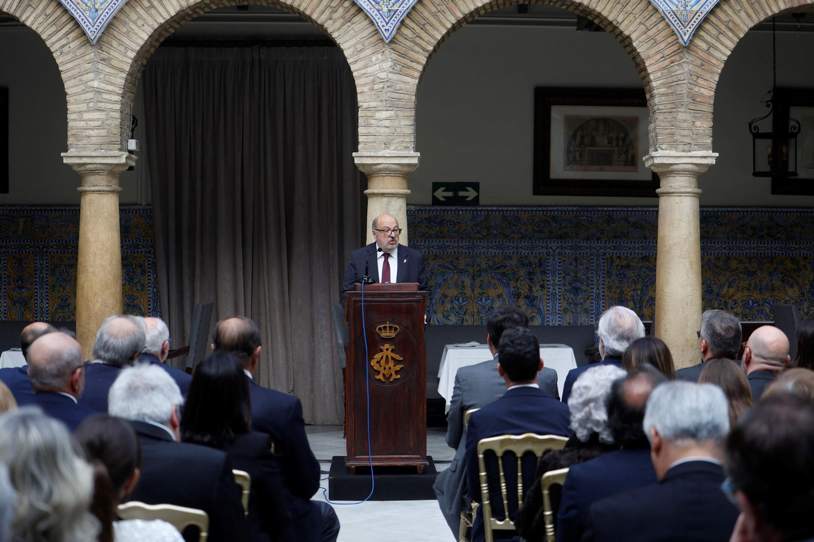 El Colegio de Abogados de Córdoba distingue a los colegiados que cumplen 25 y 50 años de ejercicio, en fotos