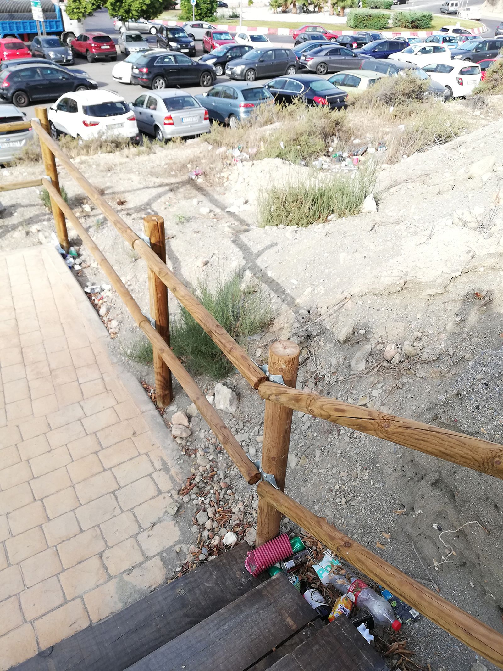 Basura acumulada alrededor del Hospital Torrecárdenas
