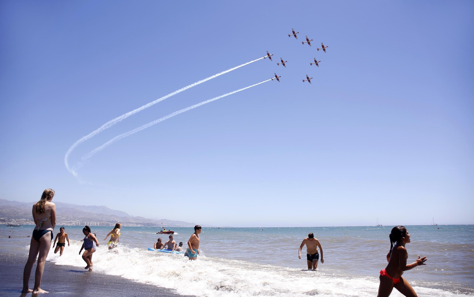 Espectaculares fotos de las acrobacias de la Patrulla Águila: cuatro décadas surcando los cielos
