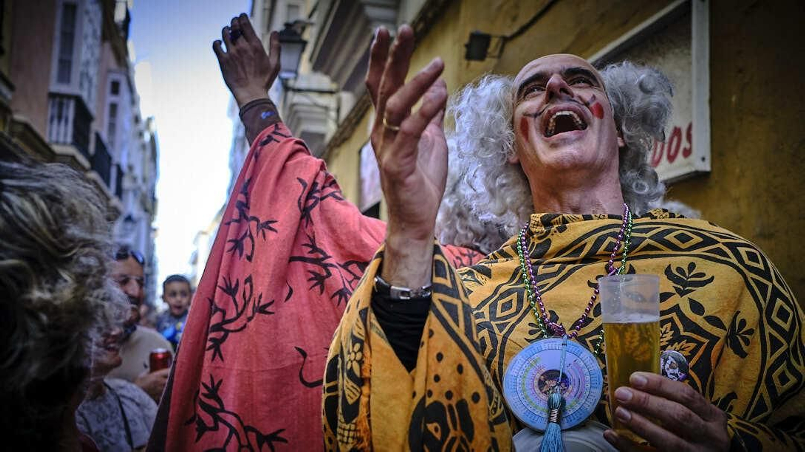 Chirigoteros ilegales en la calle Hospital de Mujeres.