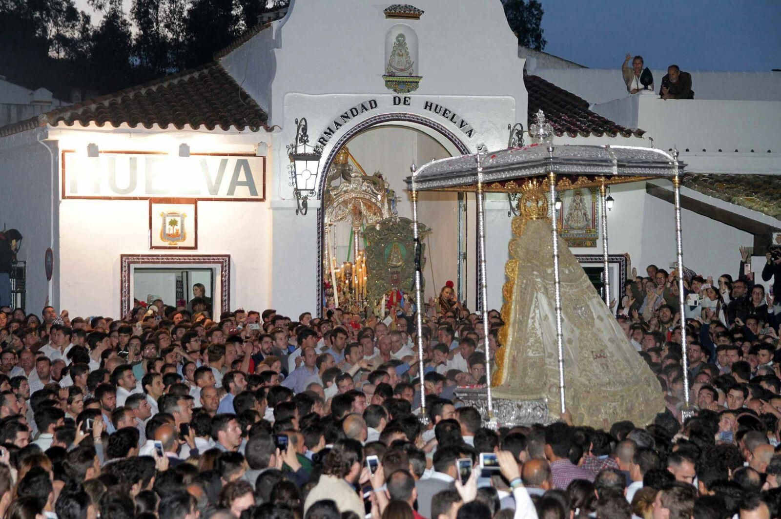 La Virgen del Rocío ante la Hermandad de Huelva