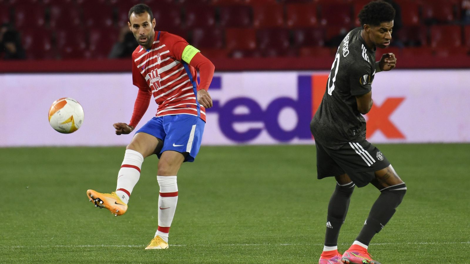 Vítor Díaz despeja un balón.