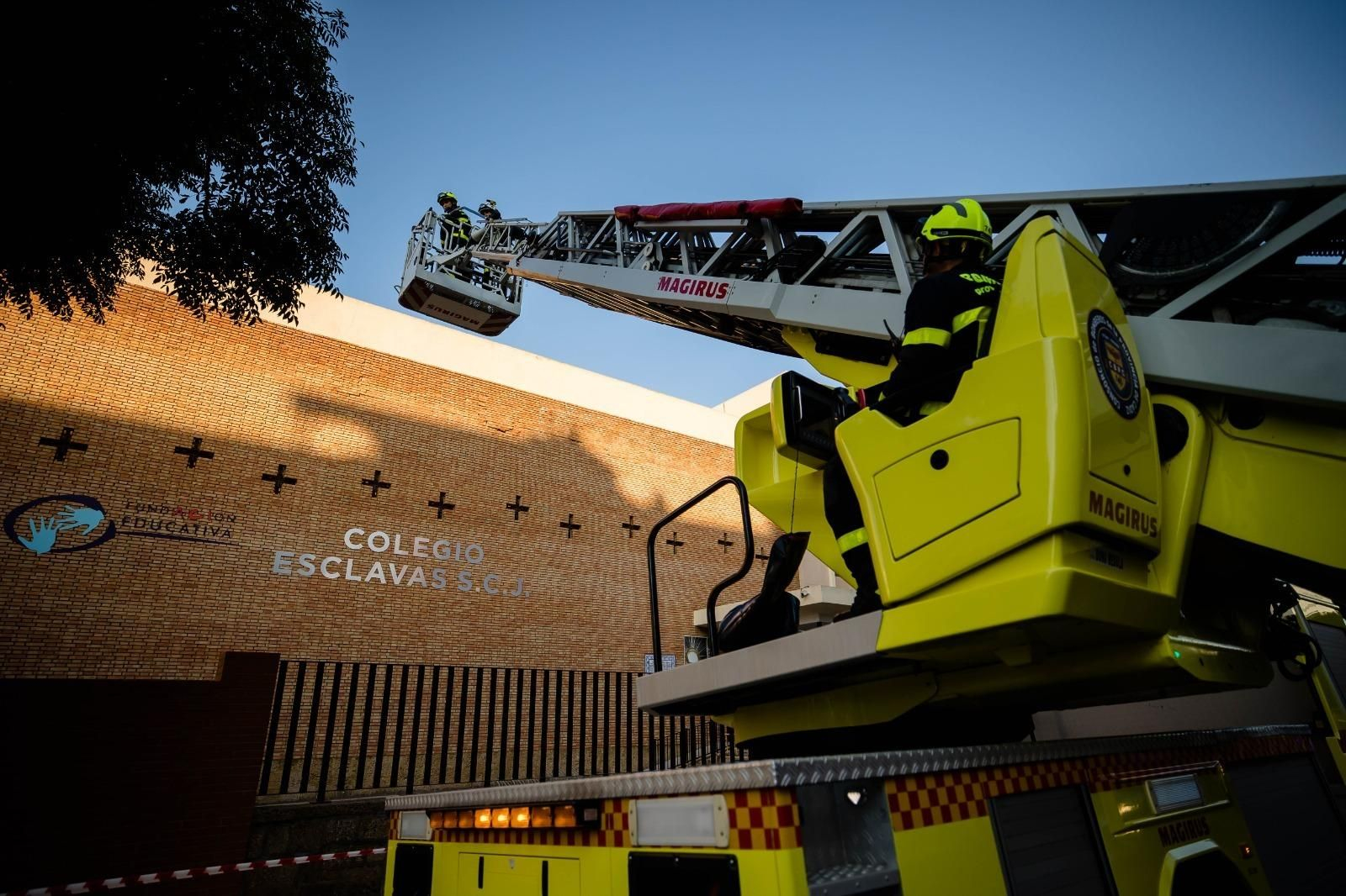Así ha quedado el techo de la iglesia de Las Esclavas de Cádiz.