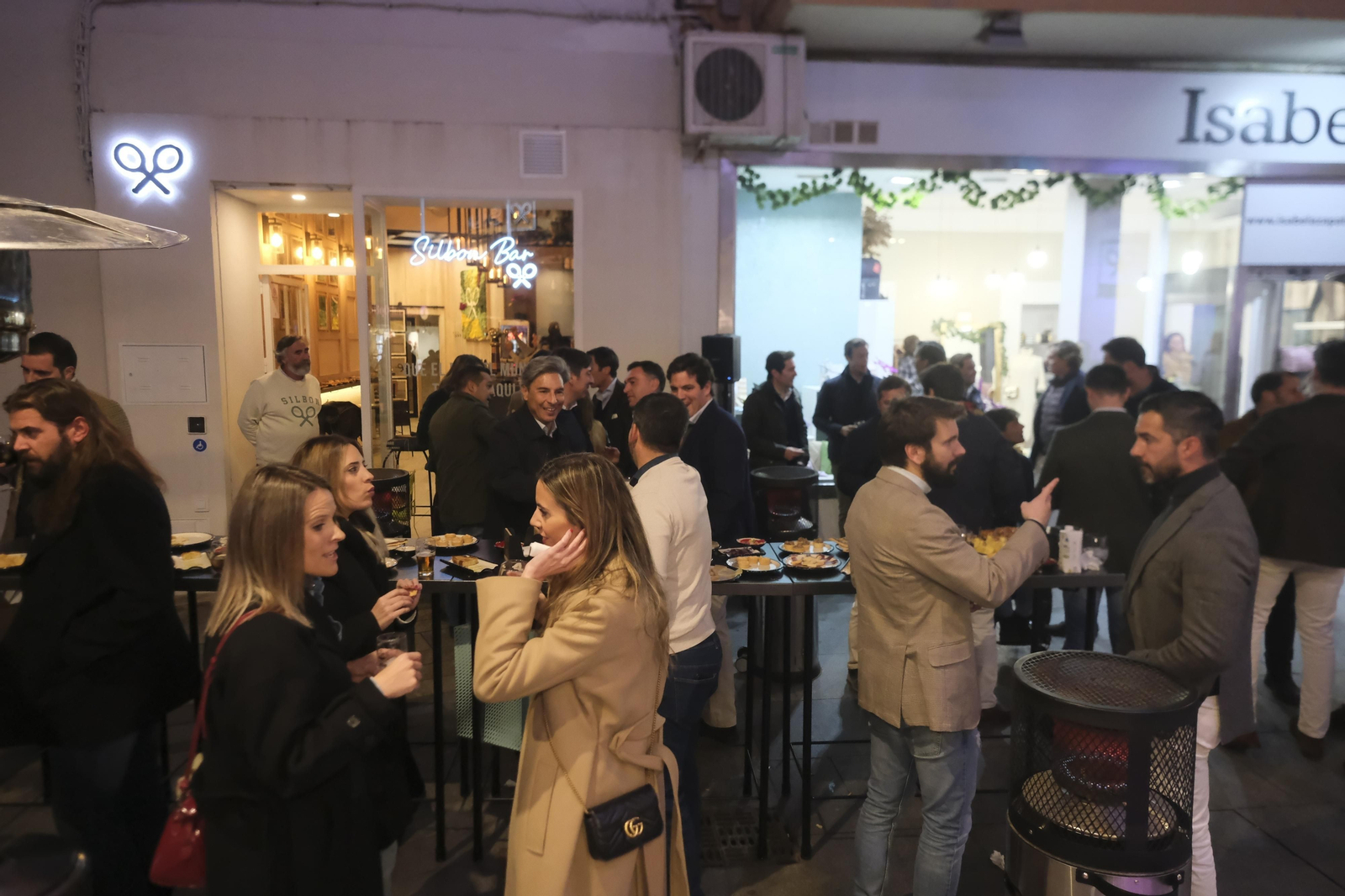 En imágenes, Silbón Bar celebra su inauguración con una fiesta llena de estilo