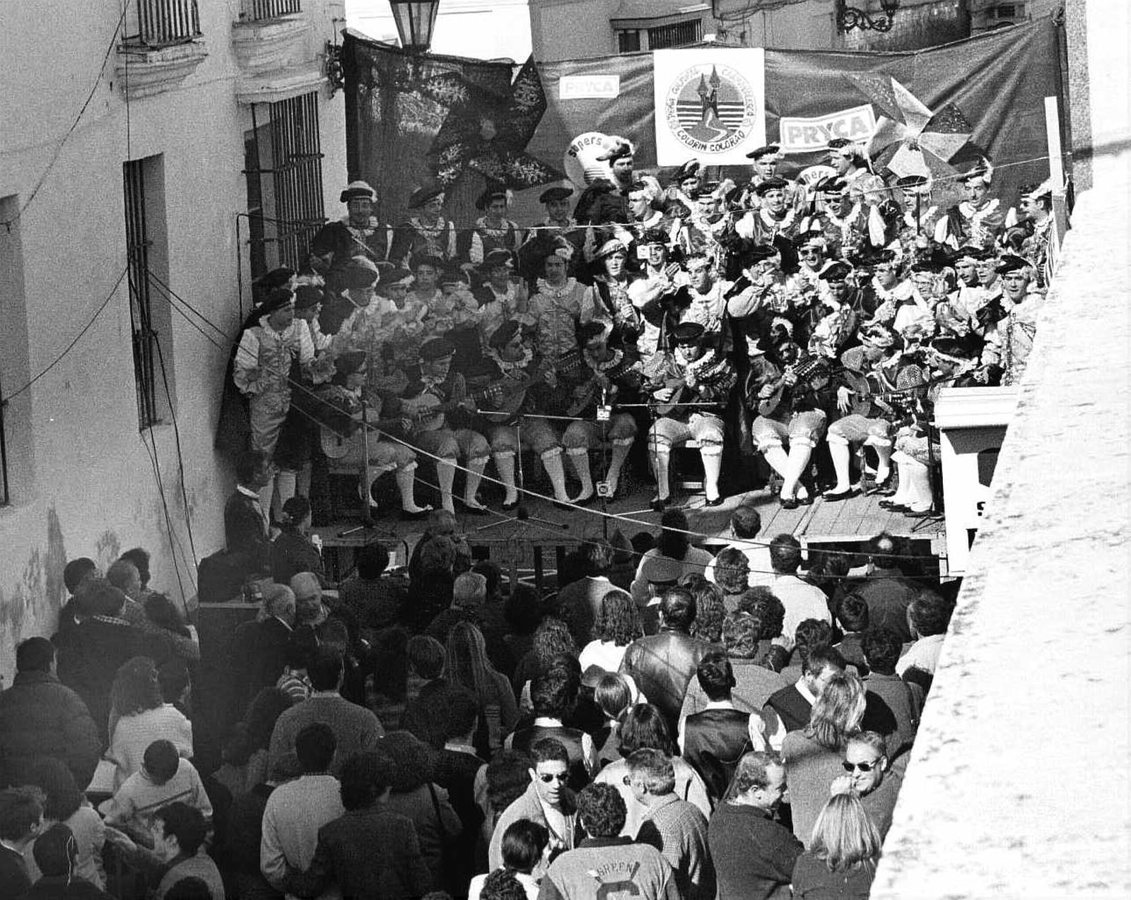 Un coro cantando en la peña Colorín Colorao en los Carnavales de 1999