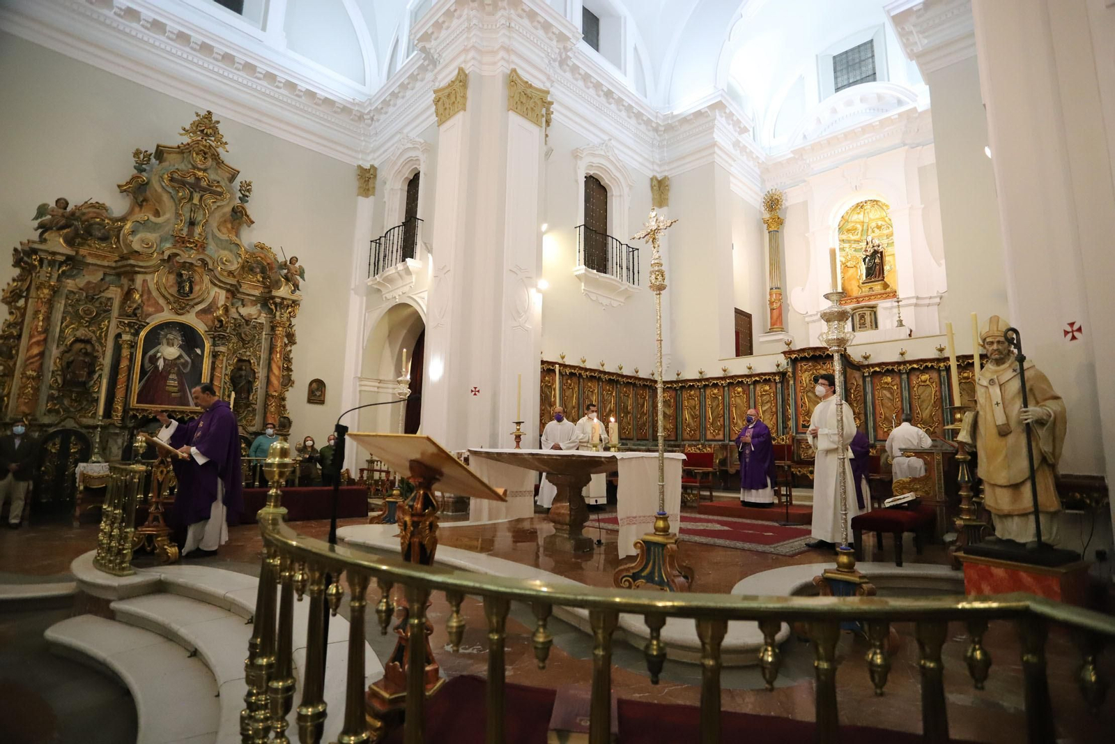 Imágenes de la imposición de cenizas en el inicio de la Cuaresma en la Catedral de Huelva