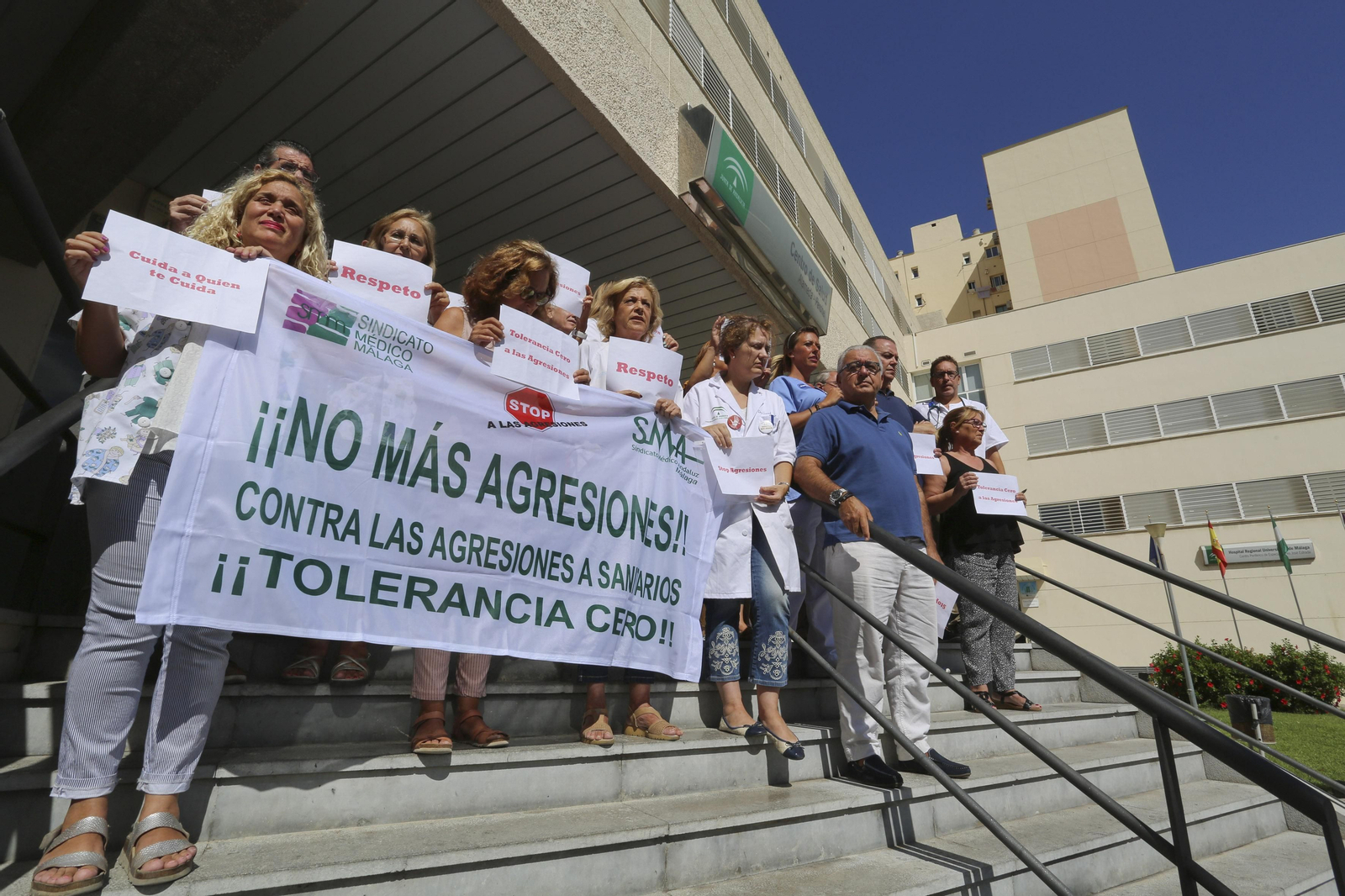 Concentración del Sindicato de Médicos en la entrada del centro sanitario Alameda-Perchel.