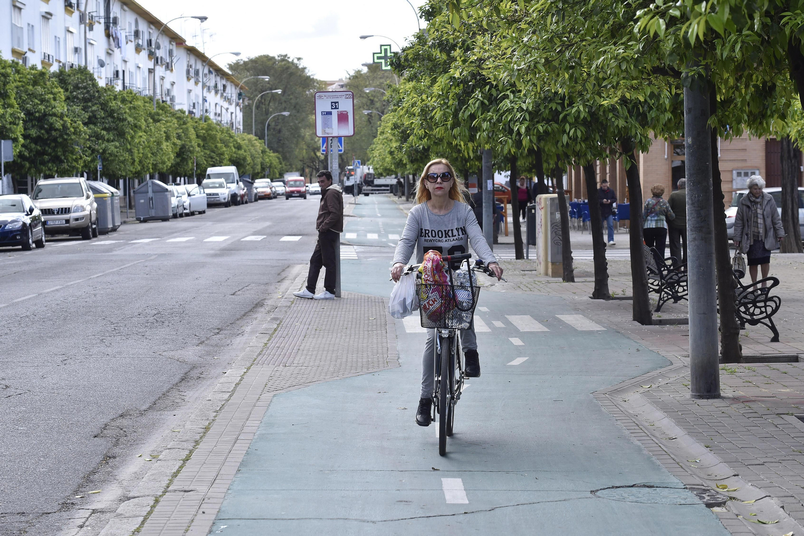 Una mujer circula por un carril-bici.