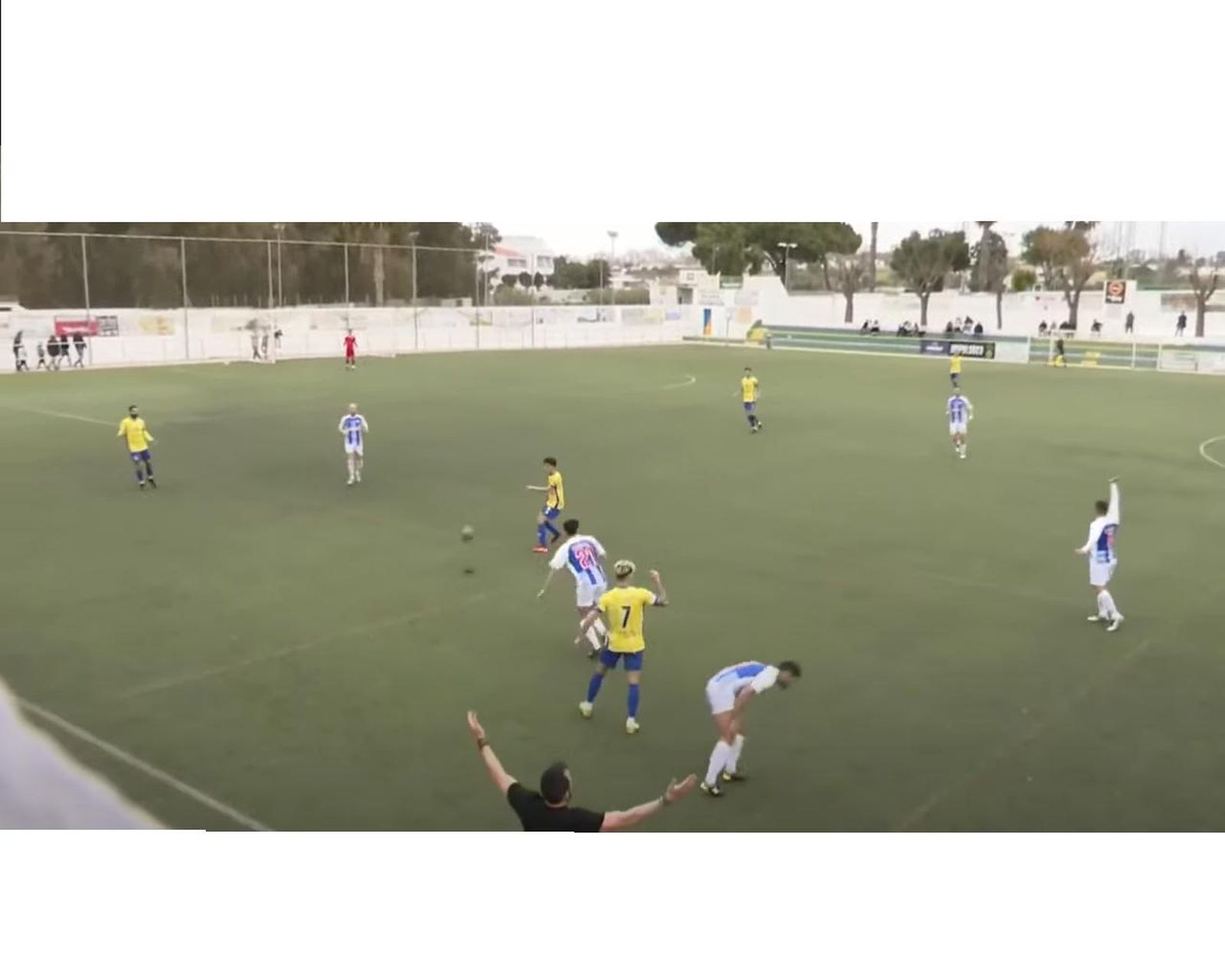 Protesta del banquillo visitante en una acción de ataque conileño.