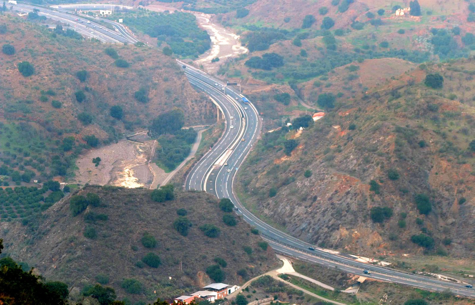 Carretera de las Pedrizas a su paso por los montes de Málaga