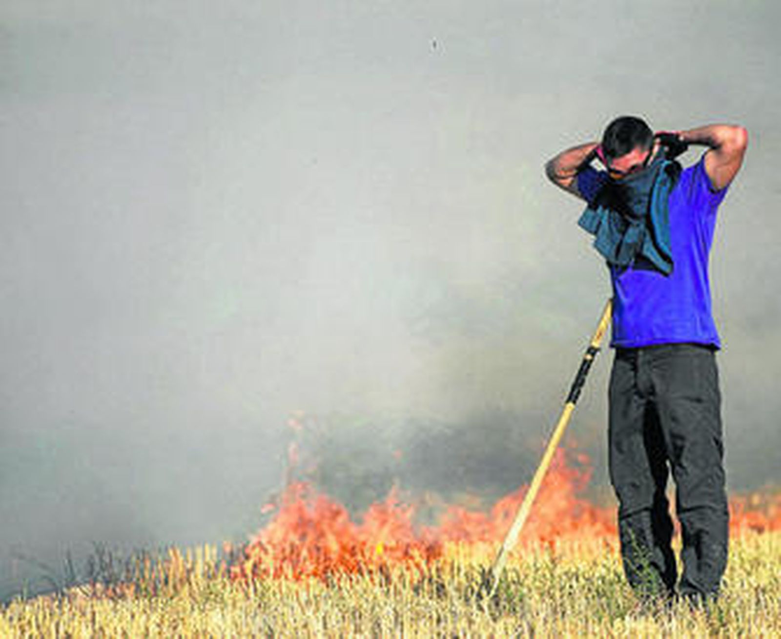 Un miembro de una cuadrilla se prepara para actuar en el incendio declarado en San Gregorio (Zaragoza).