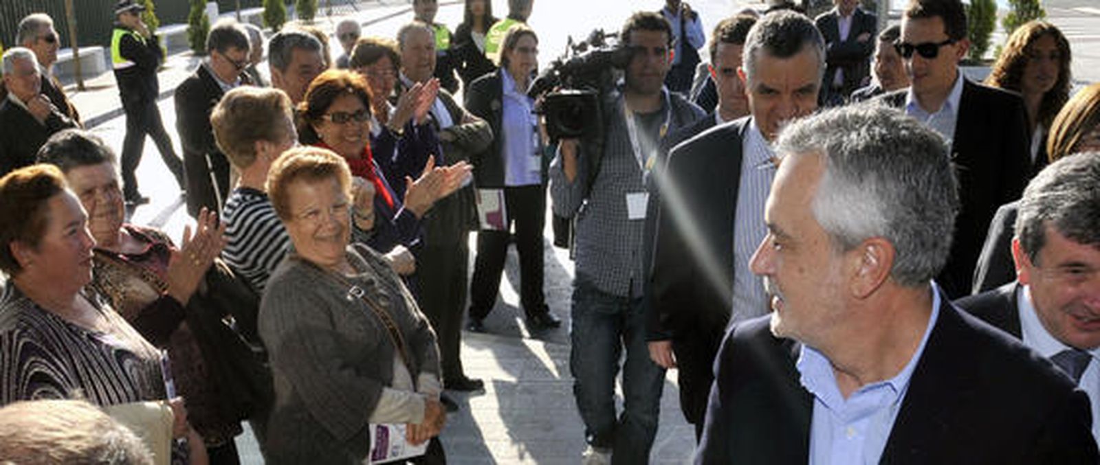 Un grupo de mujeres saluda a Griñán.

Foto: Juan Carlos Vazquez