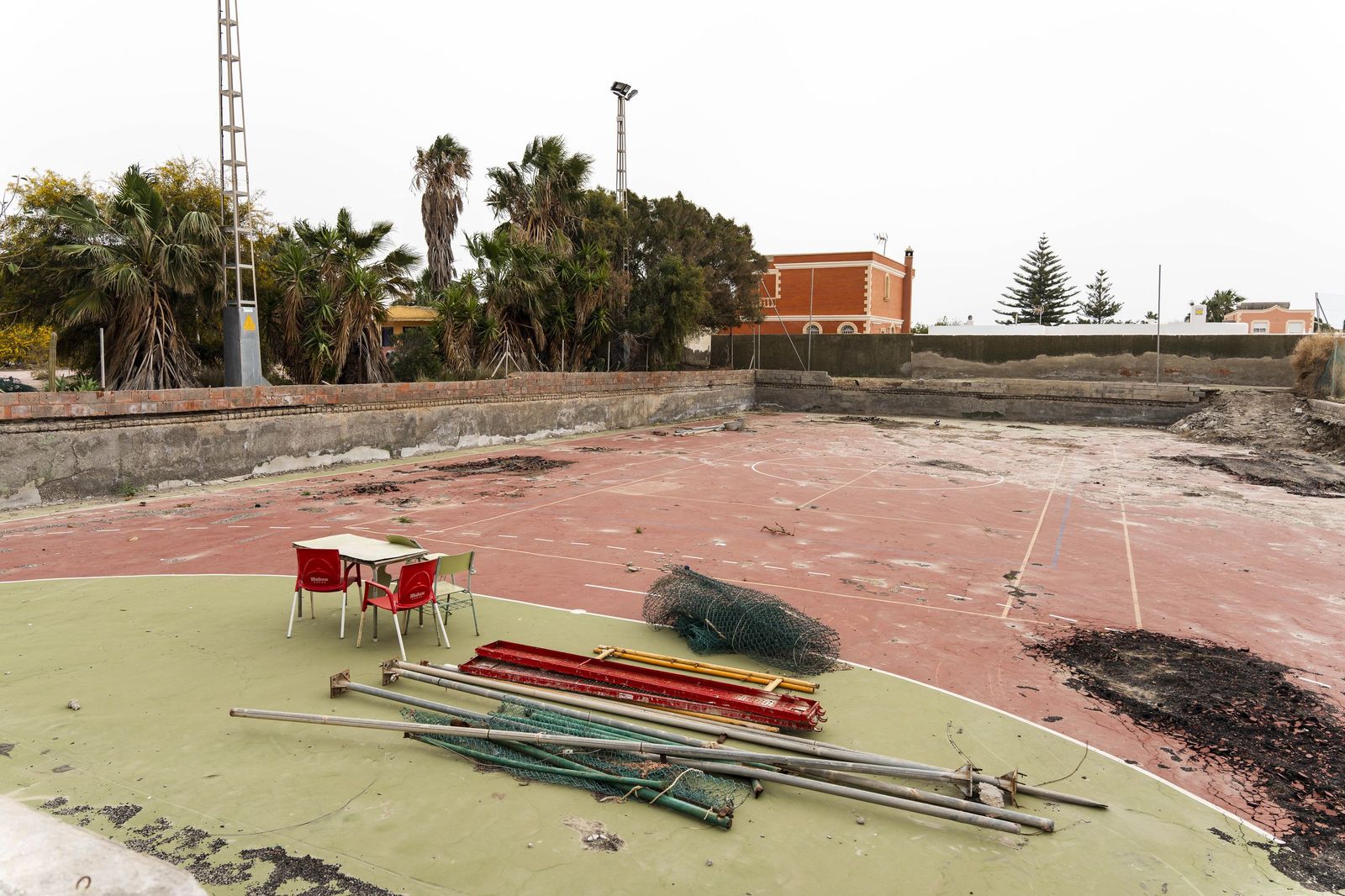 Las pistas deportivas y piscina de Costacabana, en imágenes