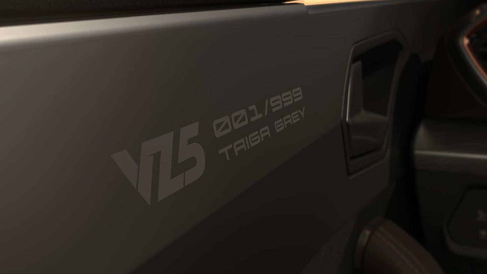 Cupra ha elegido un lugar original para situar el numeral de cada unidad: la puerta del conductor.