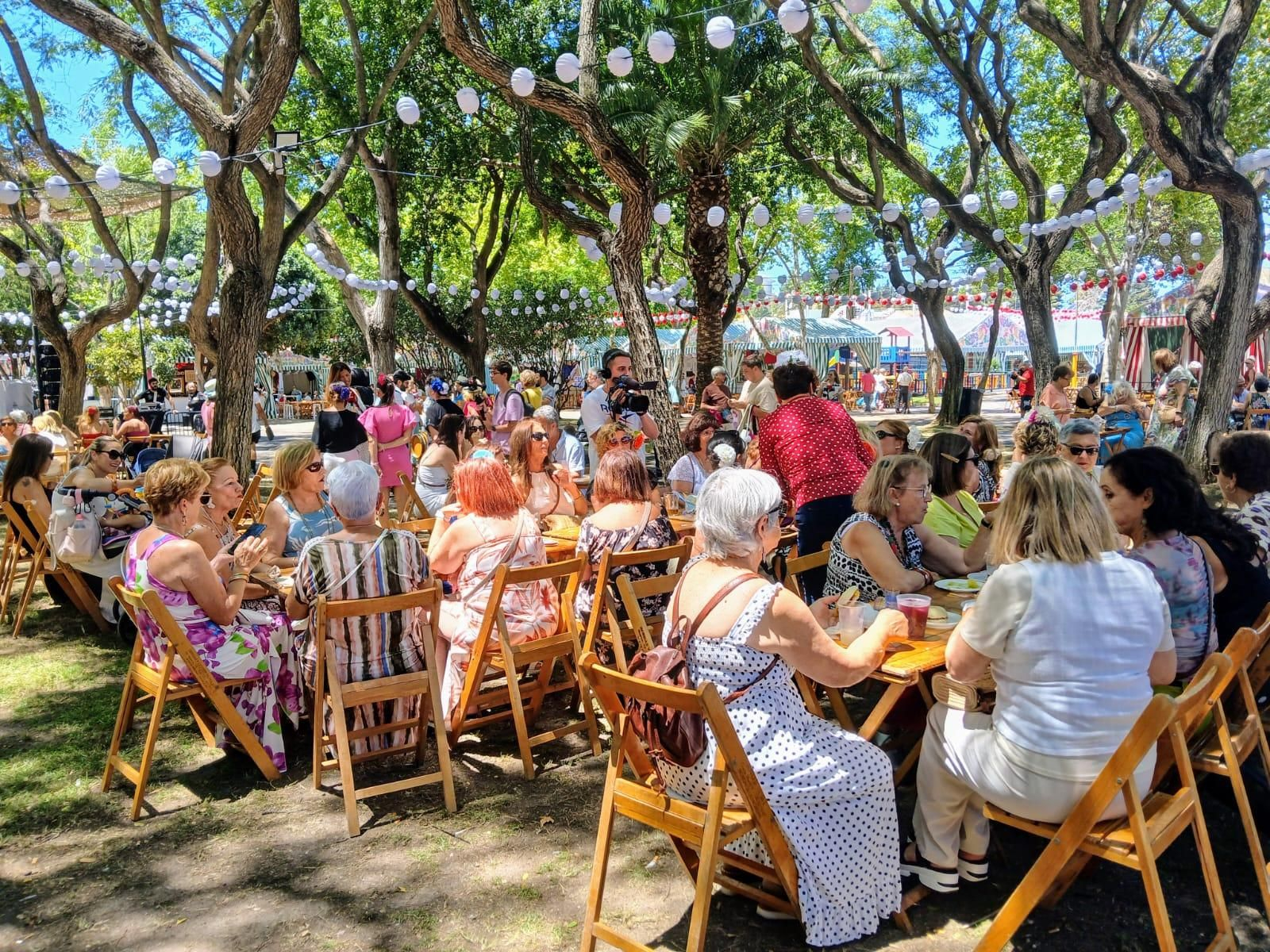 Búscate en las imágenes del Día de la Mujer de la Feria de San Fernando 2024