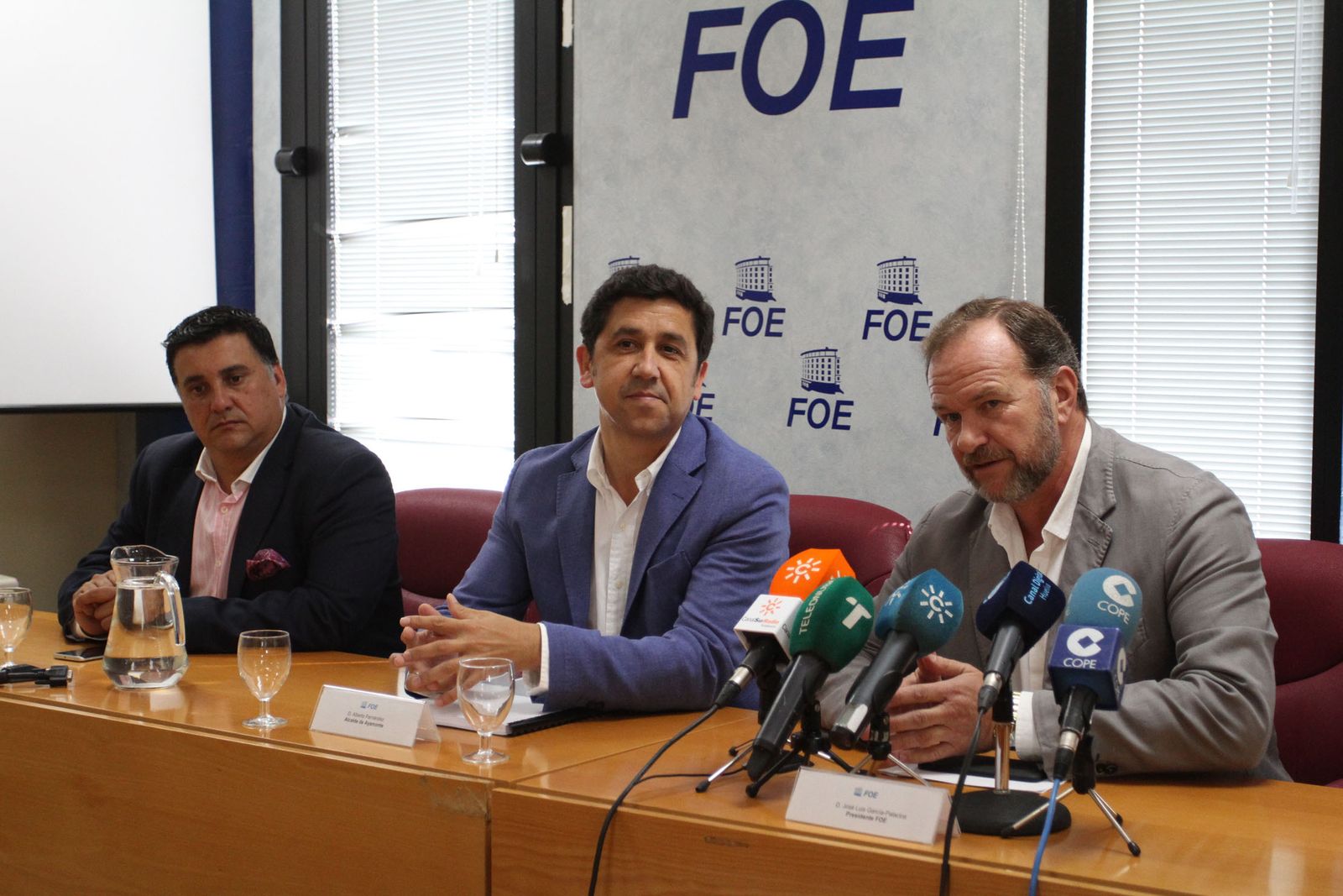 EL alcalde de Ayamonte, Alberto Fernández (centro), junto al presidente de la FOE, José Luis García-Palacios (dcha.)