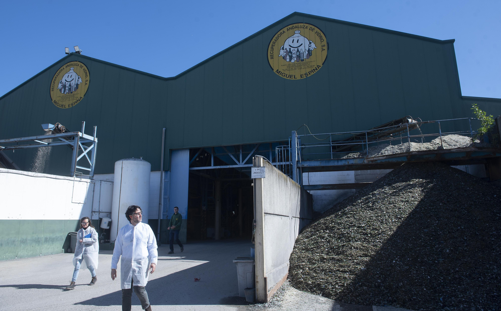 El corazón de una planta de reciclaje de vidrio, en imágenes