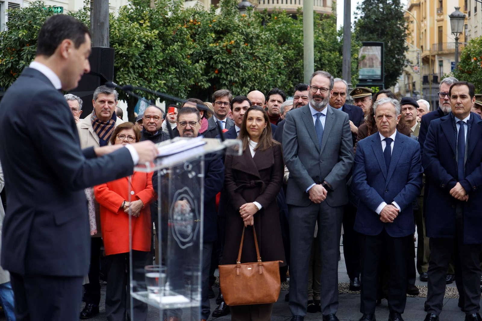 Juanma Moreno inaugura el monumento homenaje al Día de la Bandera de Andalucía en Córdoba, en imágenes