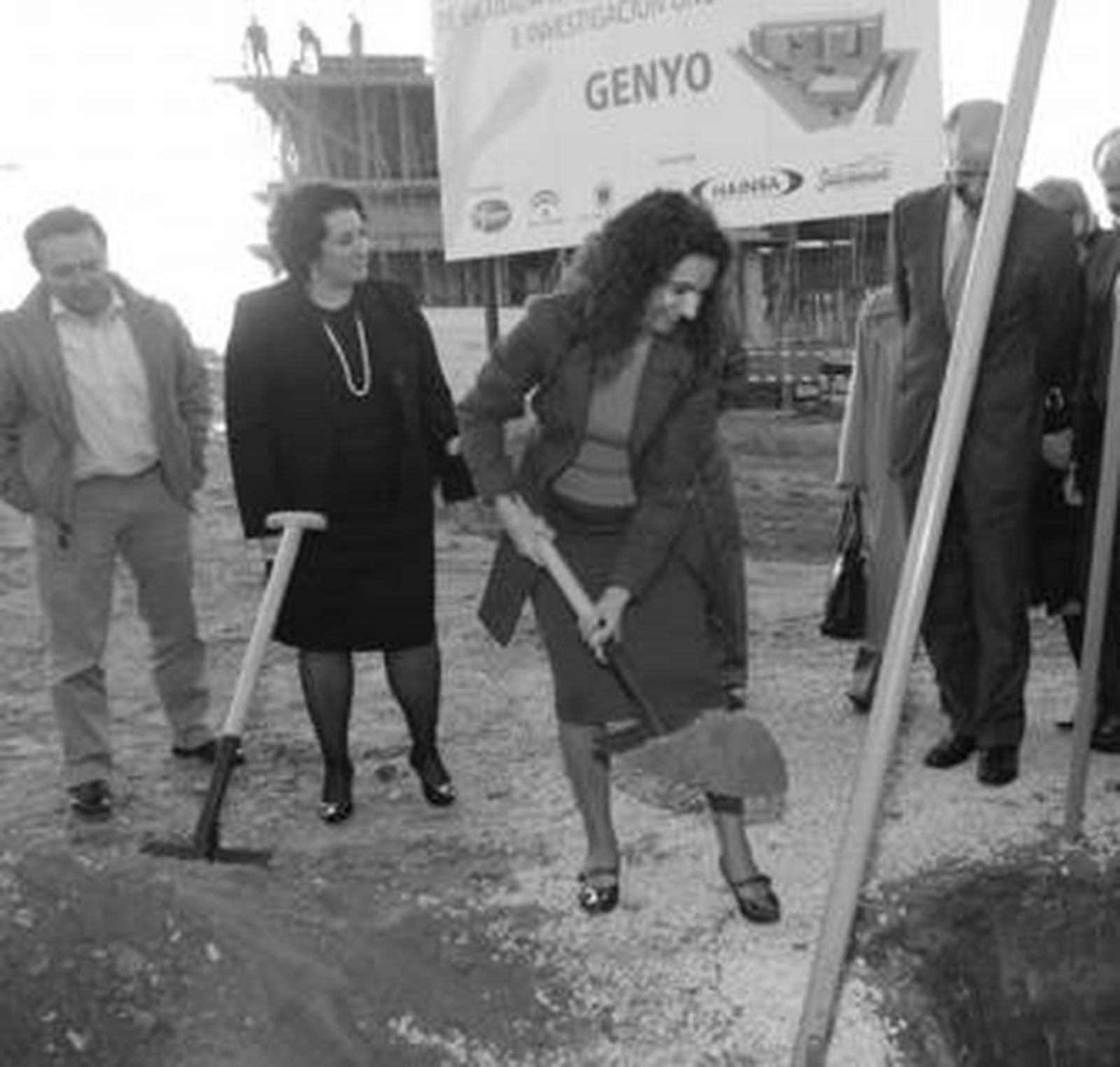 La consejera de Salud, María Jesús Montero, participó ayer en la colocación de la primera piedra.