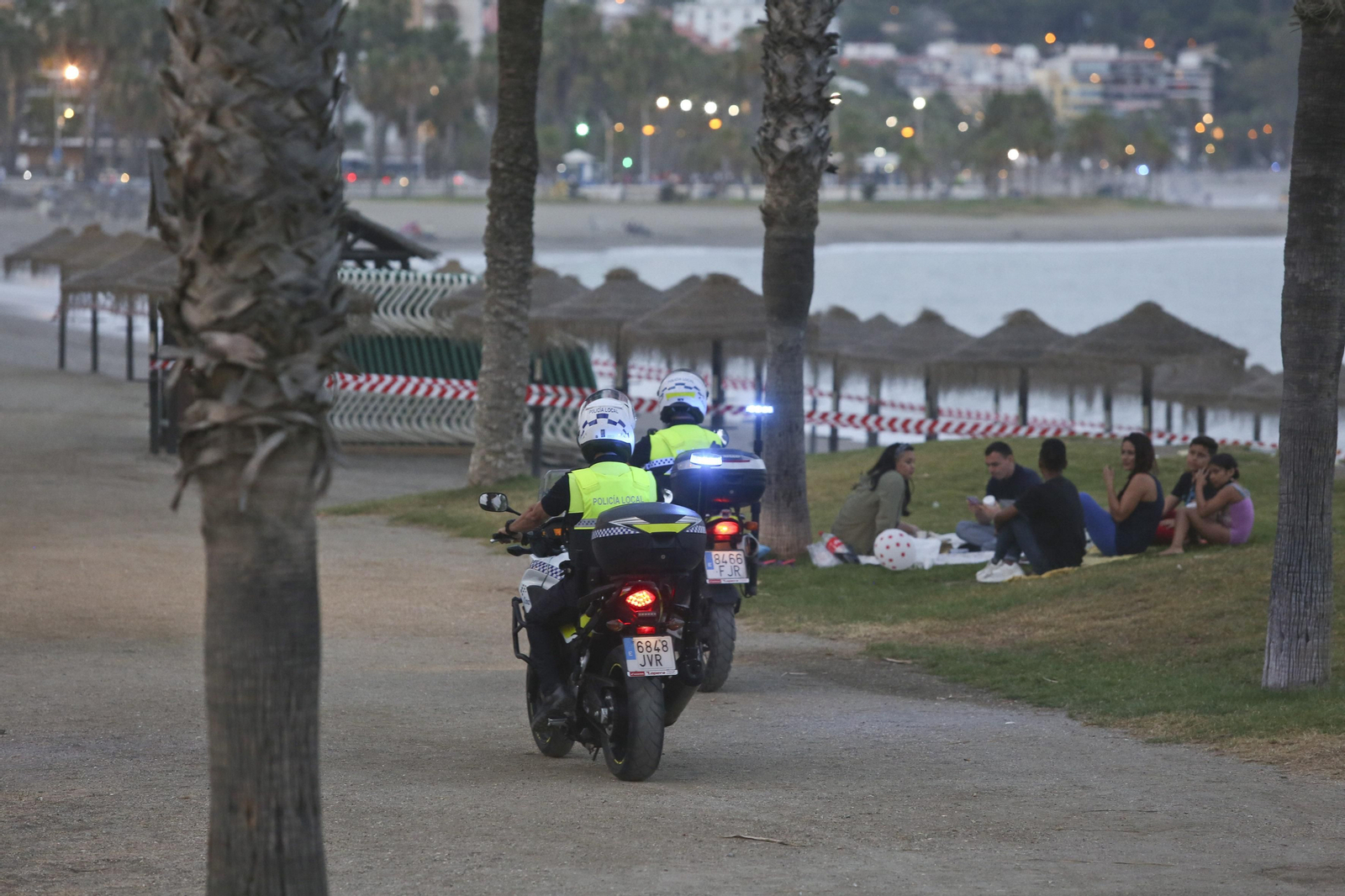 Solitaria noche de San Juan en las playas de Málaga, en fotos
