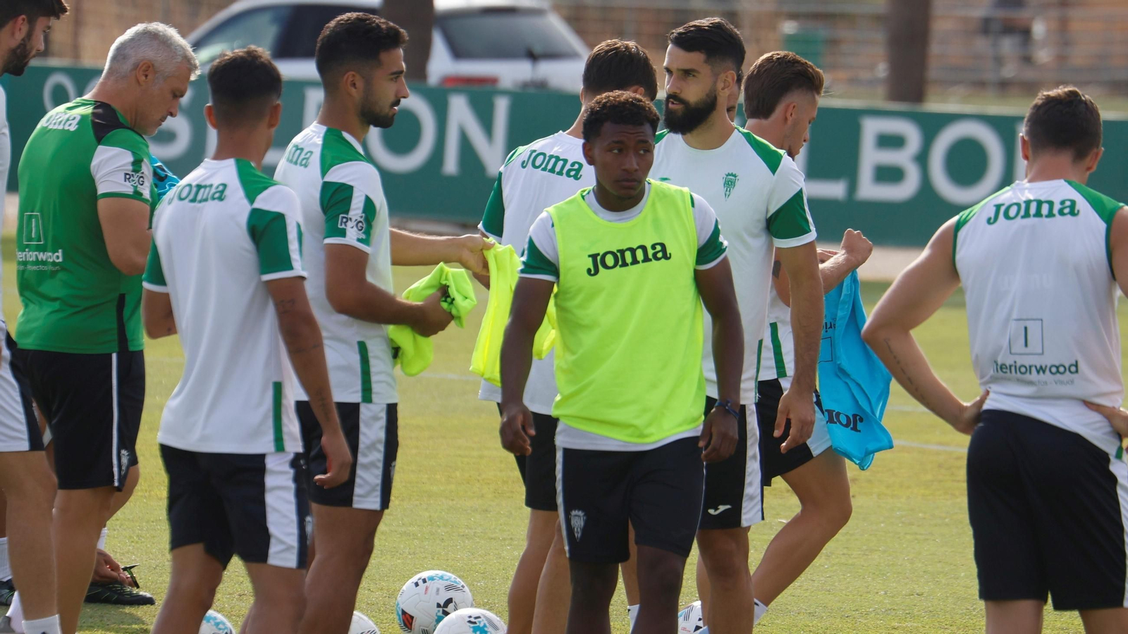 Marcelo Timorán, con peto amarillo, en el entrenamiento del Córdoba CF de este miércoles.