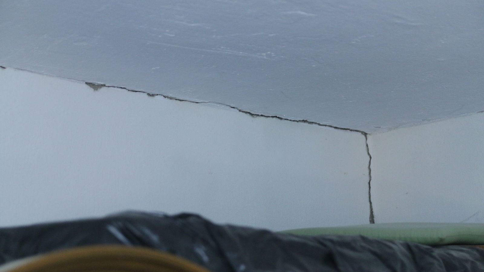 Las grietas se extienden por toda la vivienda.