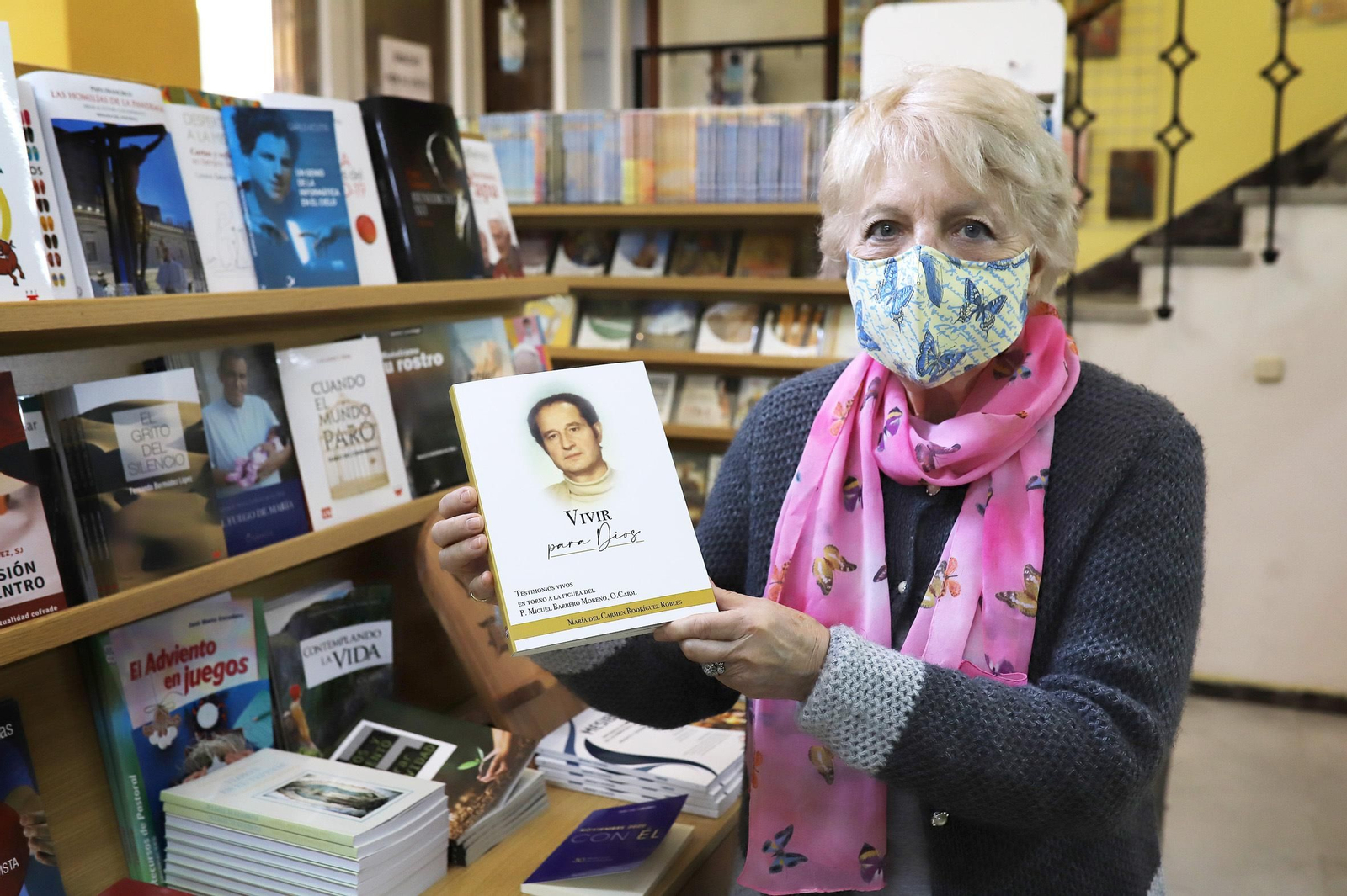 Carmen Rodríguez posa con su libro 'Vivir con Dios'.