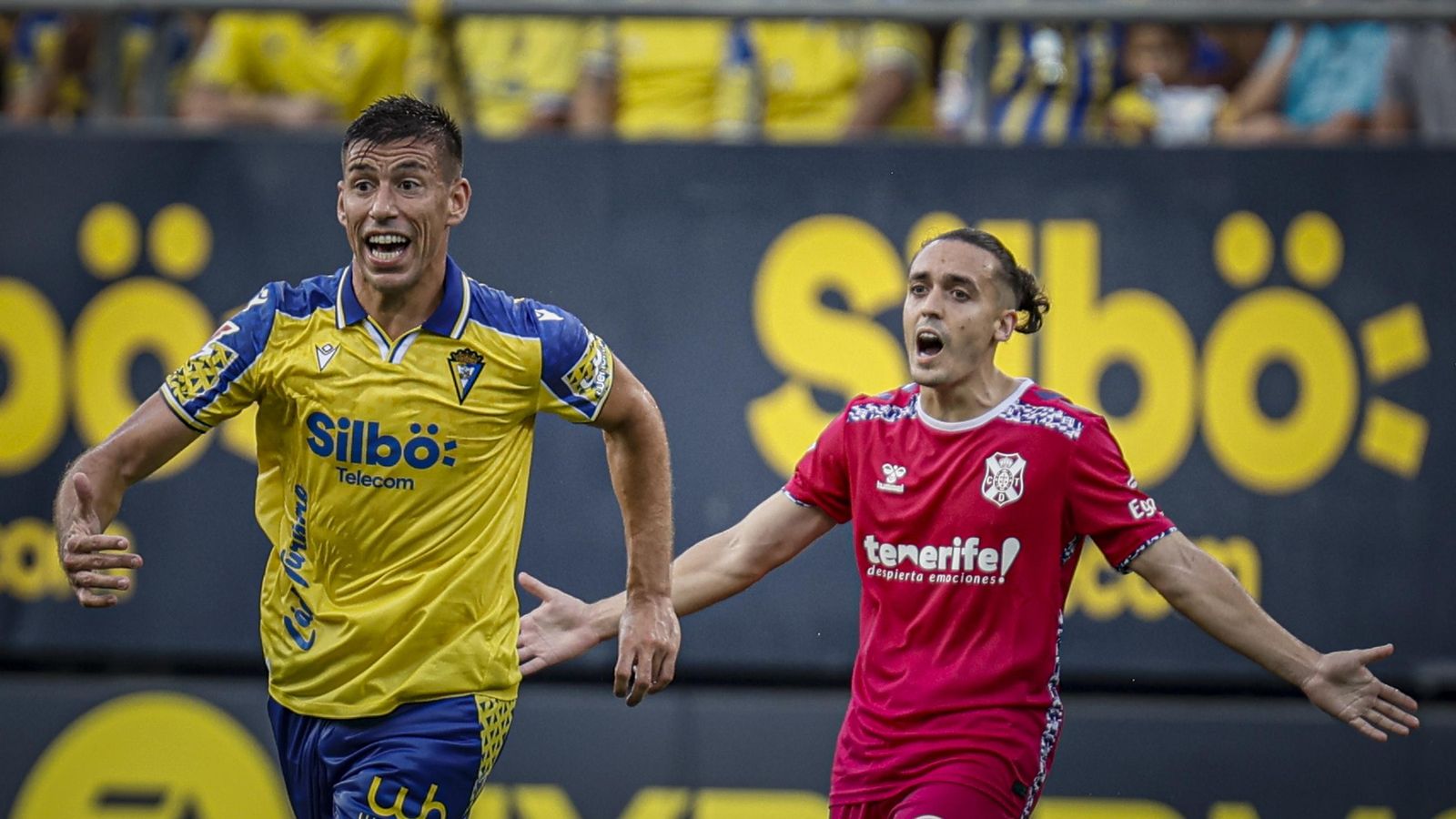 Búscate entre las fotos del partido de fútbol Cádiz CF - CD Tenerife de la Liga Hypermotion