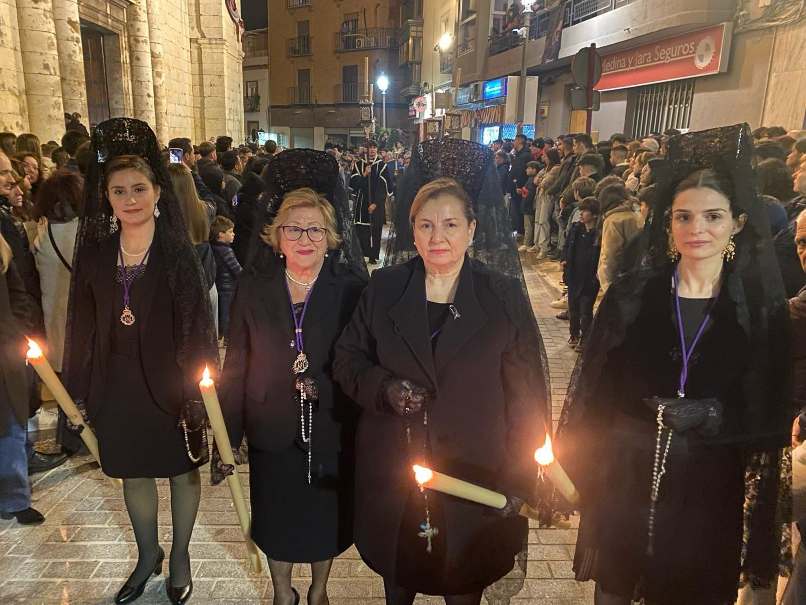 En imágenes: el Yaciente paseó su luto por las calles del centro de Jaén capital