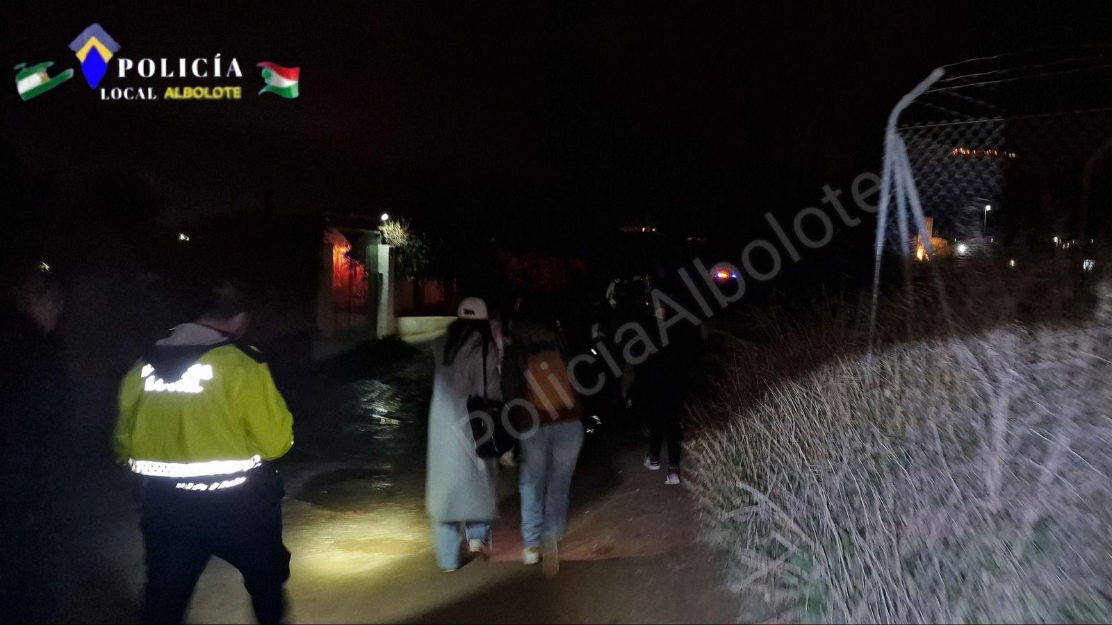 Los agentes acompañan a los escolares hasta su destino