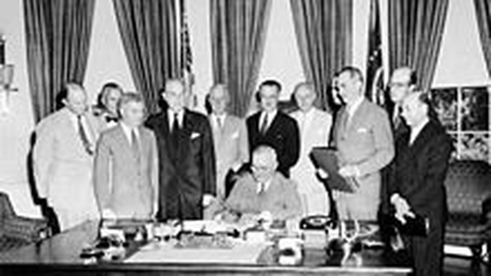 Una imagen de la firma del Tratado de Washington.