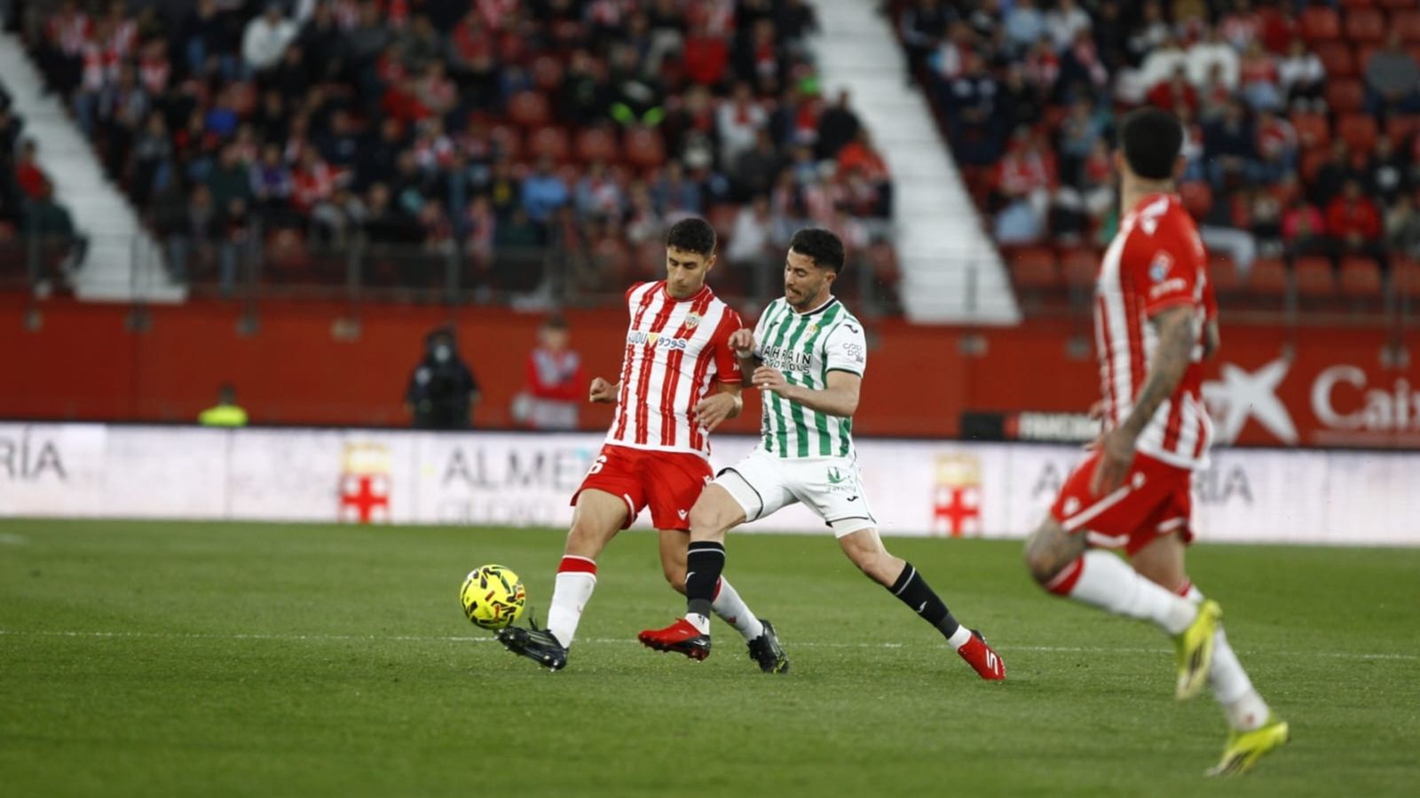 Marcos Luna construye la jugada ante la presión de Jacobo González.