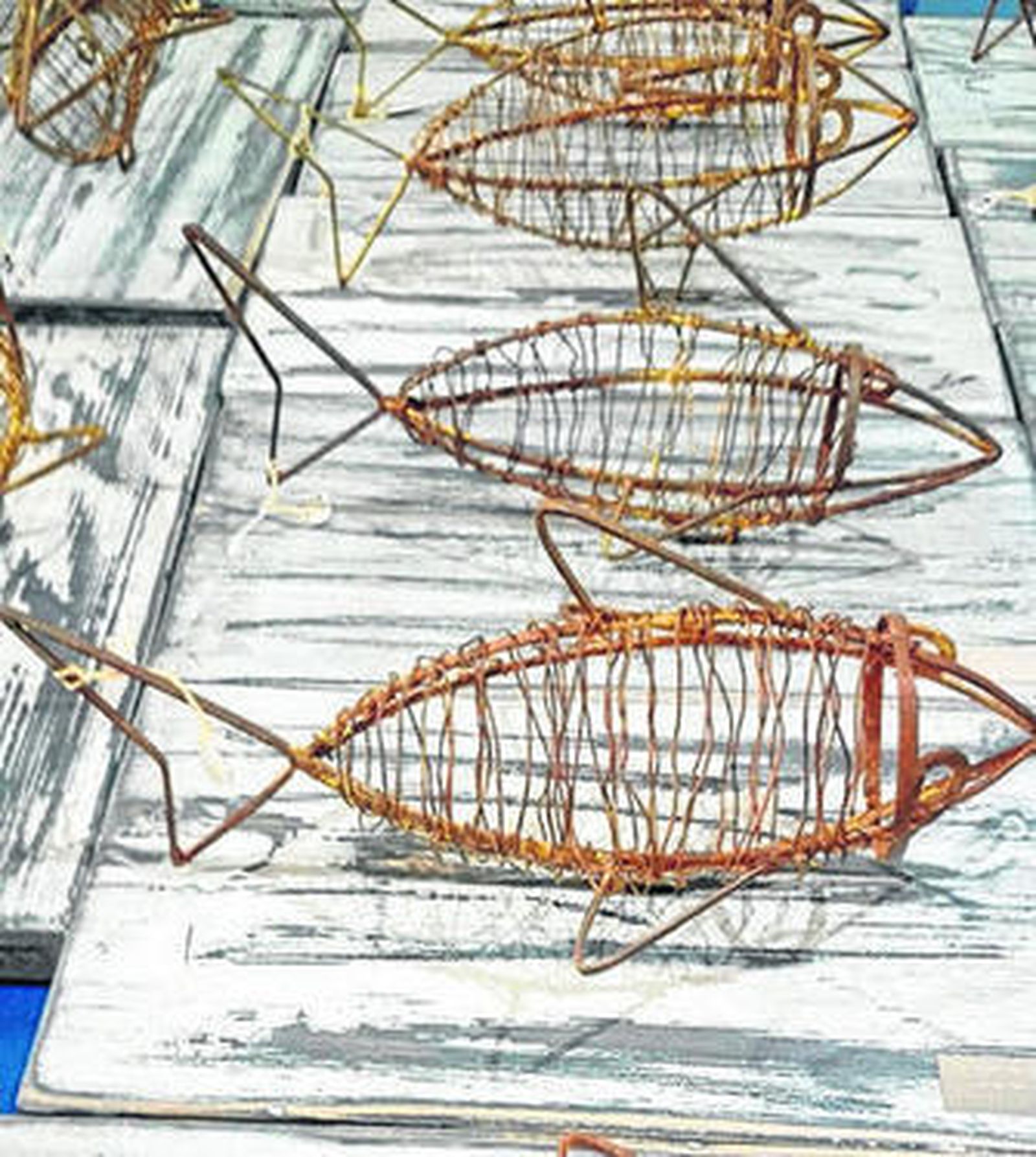 Varios de los peces de metal concebidos por El Chapas, obra de taller a+i+d.