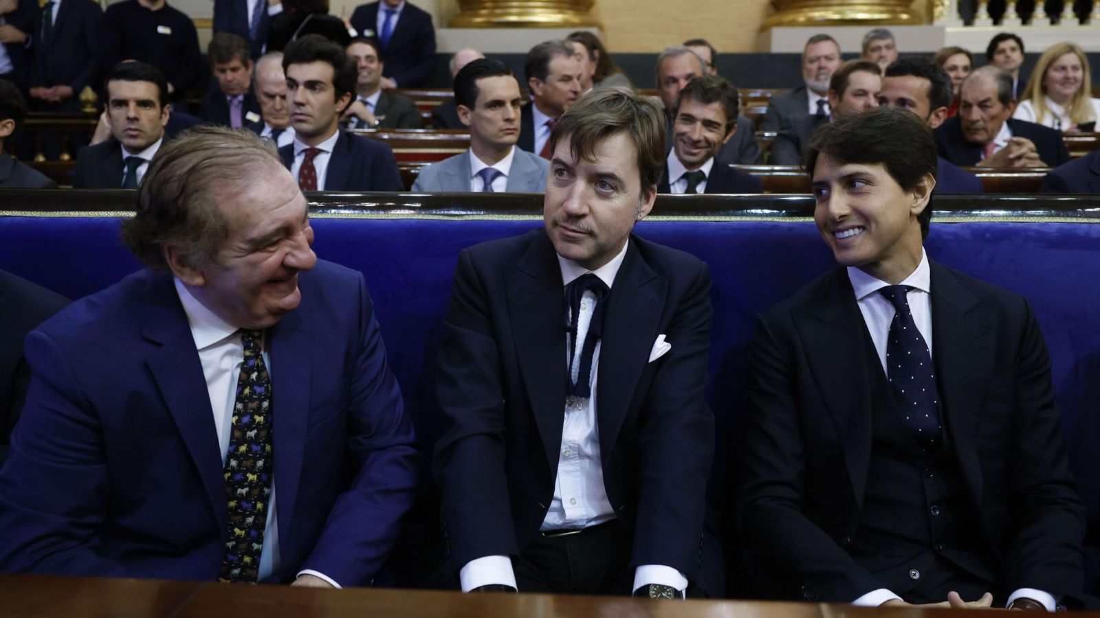 El presidente de la Real Unión de Criadores, Antonio Bañuelos, con Albert Serra y Andrés Roca Rey.