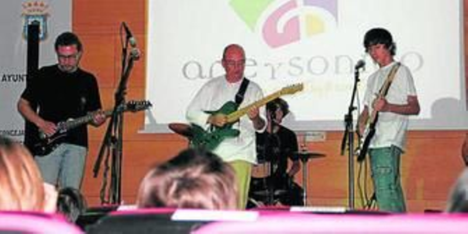 Actuación de la Escuela de Música Moderna Arte y Sonido.