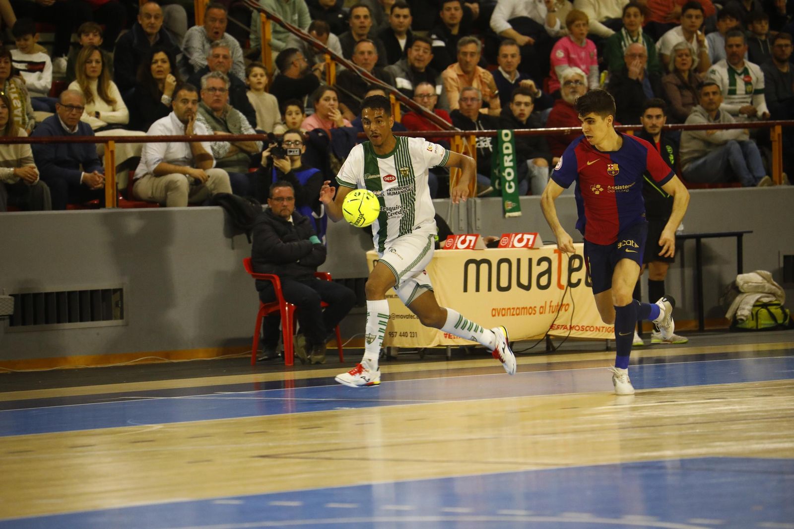 Las mejores fotos del ambiente en Vista Alegre para el Córdoba Futsal - Barça