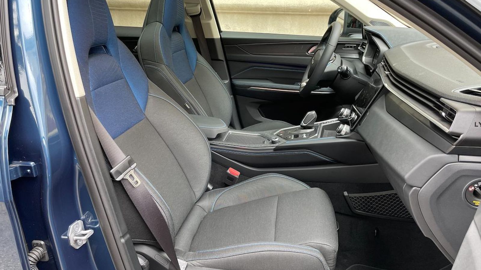 Los asientos delanteros son de tipo bacquet. Ambos son calefactables y el del conductor, además, con regulaciones eléctricas.