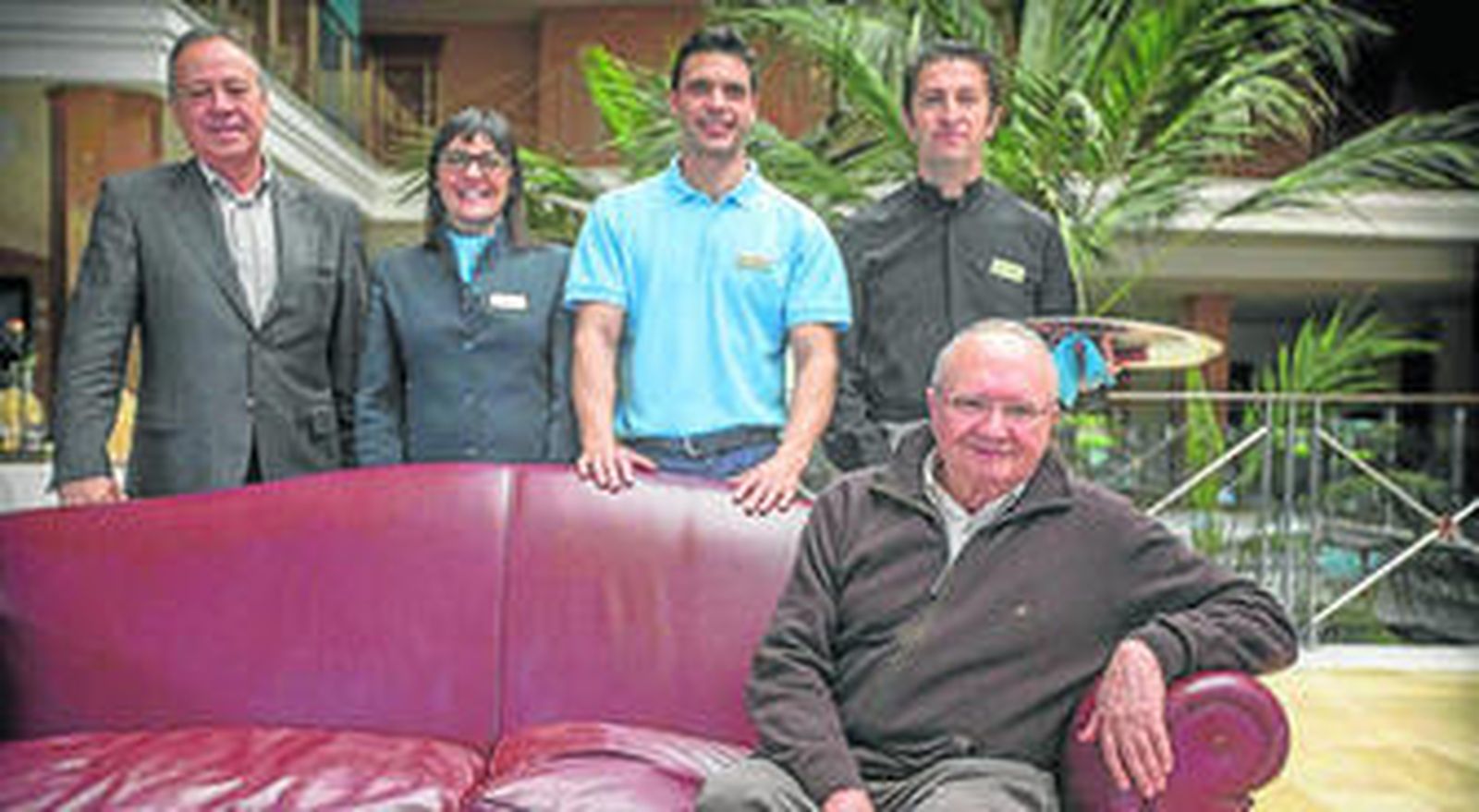 Juan Llull, la pasada semana, en el vestíbulo del Barrosa Palace, junto con algunos de sus empleados.