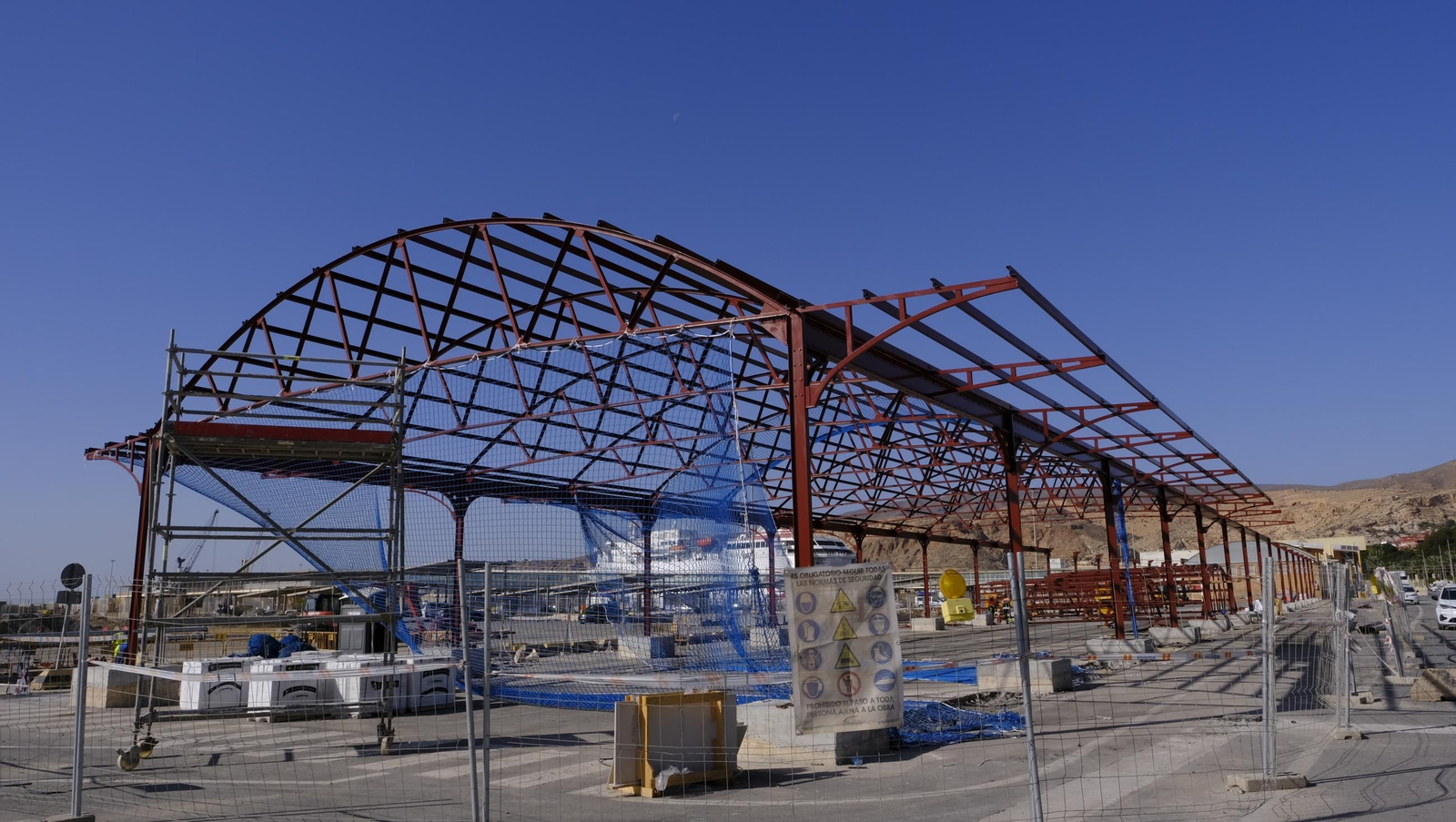 La prueba del izado de la bandera española y las obras del Puerto de Almería, en imágenes