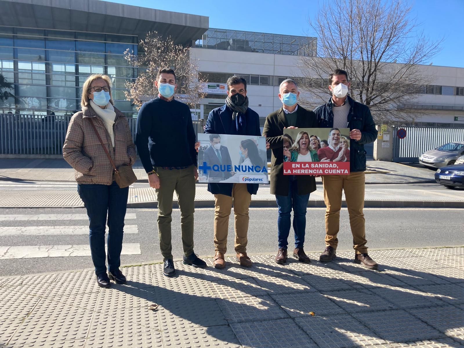 Imagen de la visita de los representantes del PP y el alcalde de Loja al Hospital