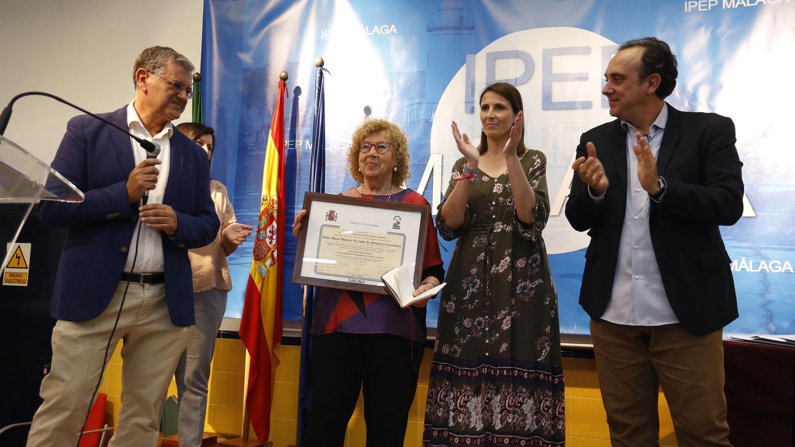 Dolores con su título en el acto celebrado en el IPEP.