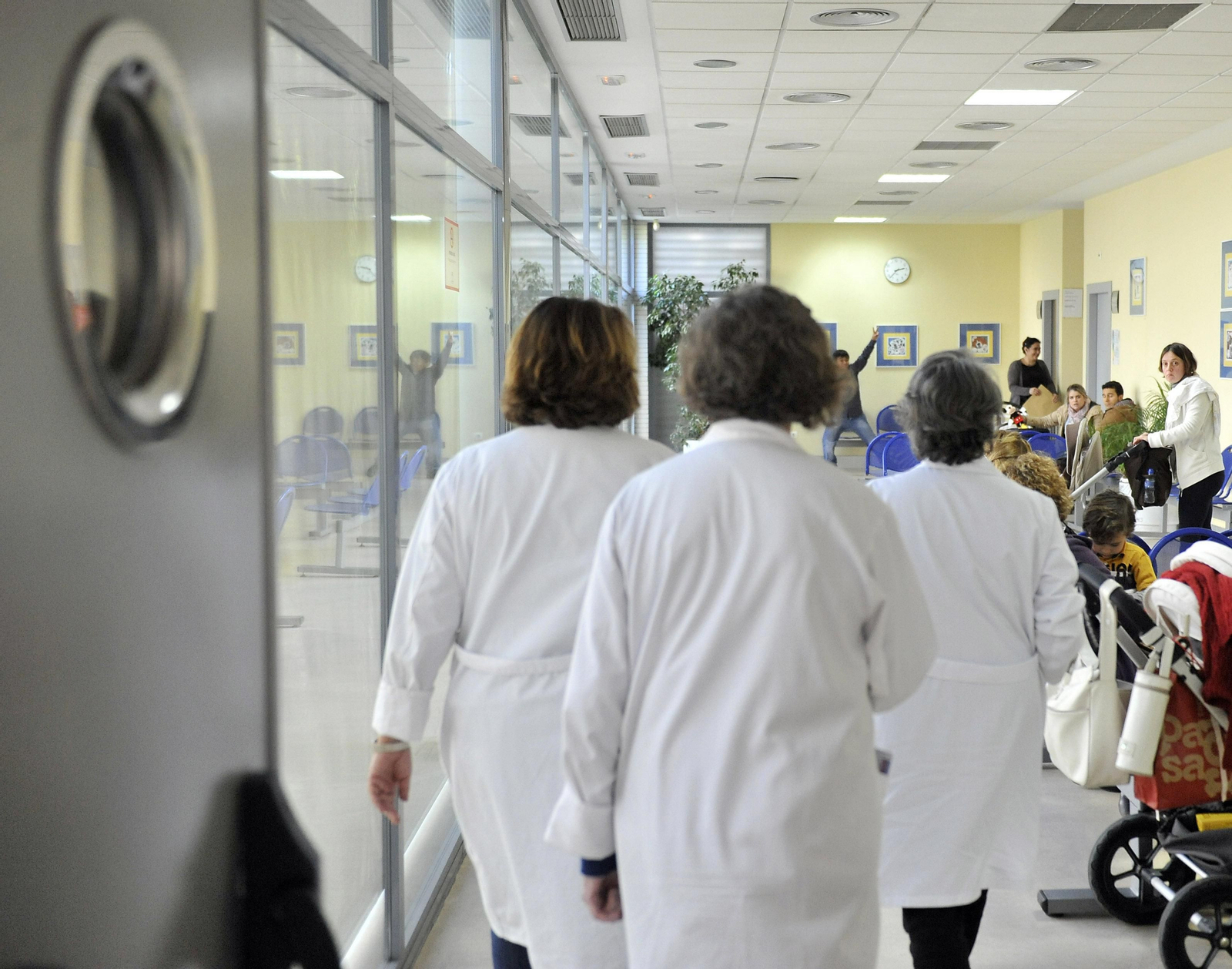 Pasillo en un centro de salud público.