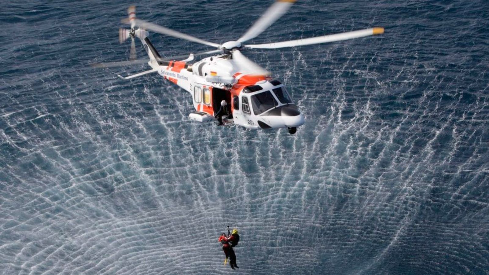 Un helicóptero de Salvamento Marítimo.