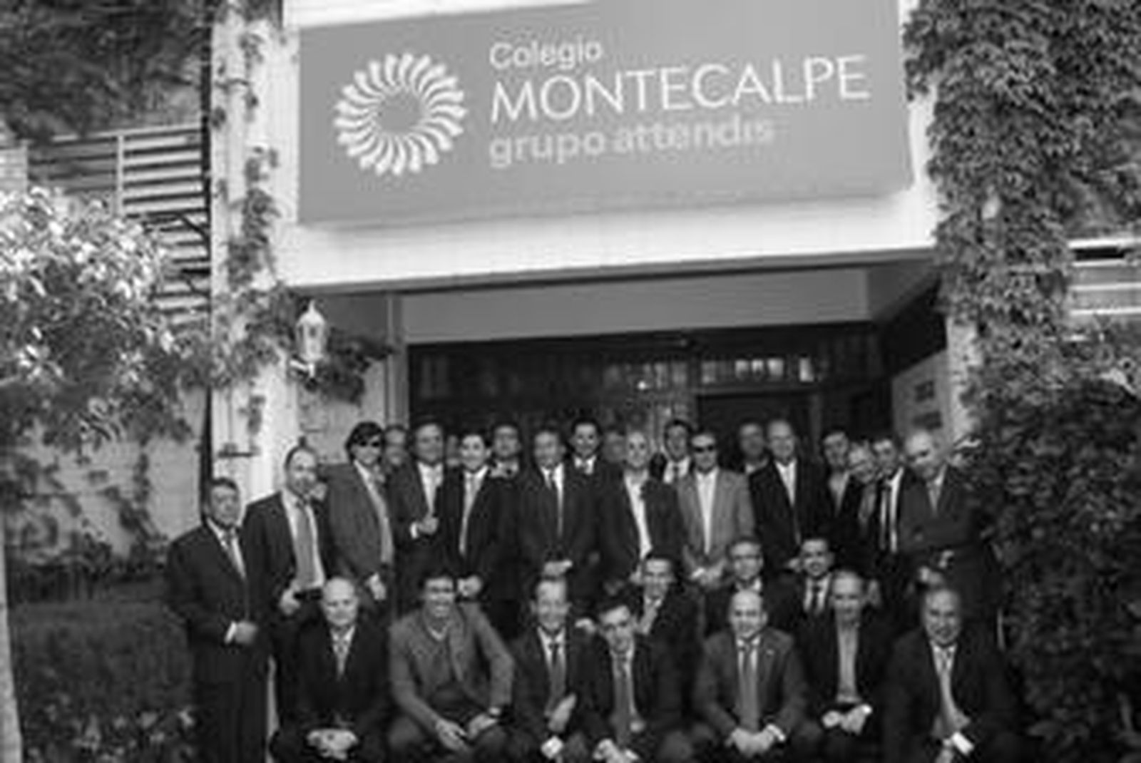 Imagen de los alumnos de las tres primeras promociones del Montecalpe veinticinco años después.