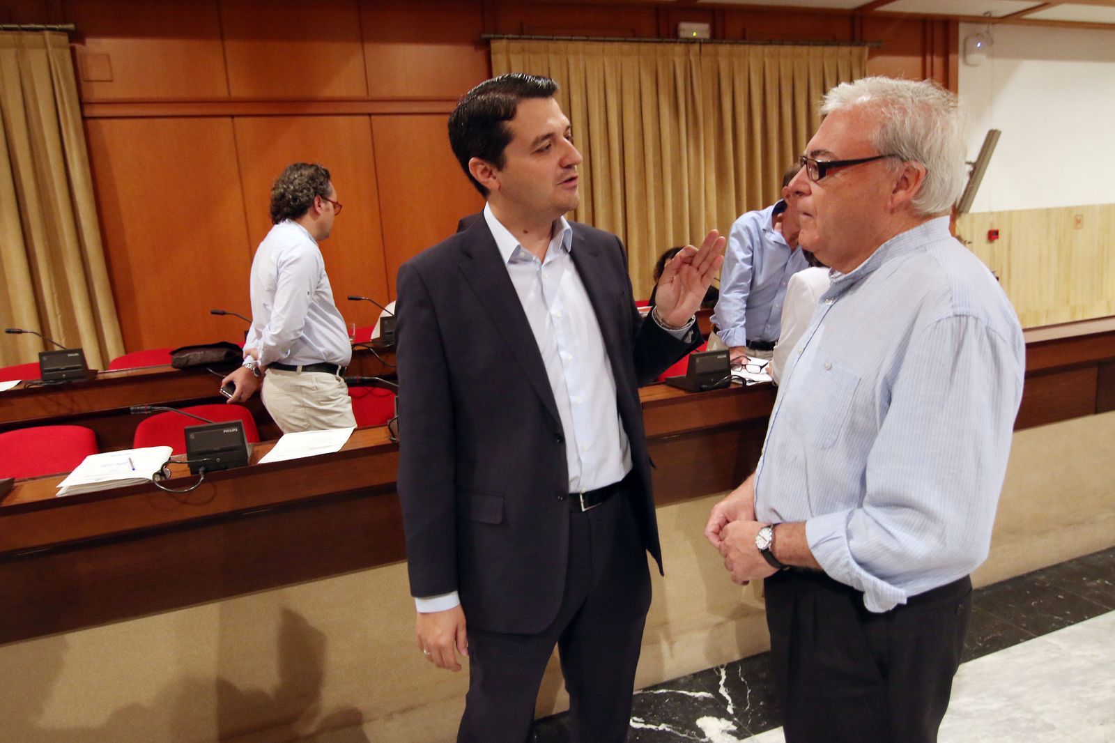 José María Bellido habla con el teniente de alcalde de Presidencia, Emilio Aumente.