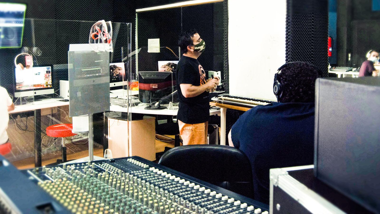 Juan Cirera imparte una clase de sonido presencial en la Escuela de Imagen y Sonido de Almería.
