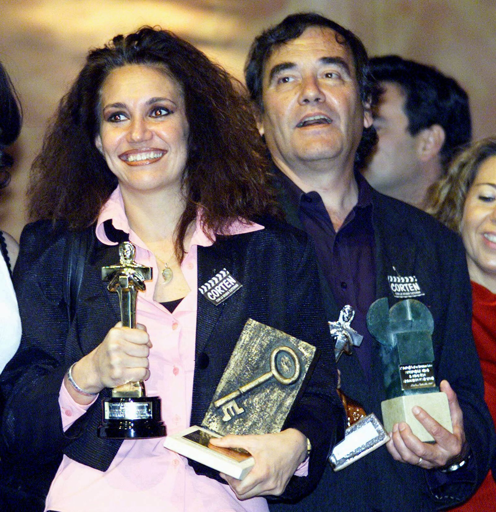 Eliseo Subiela, tras Beatriz Flores Silva, en la gala de clausura del Festival de Cine de Huelva de 2000, donde triunfó con El lado oscuro del corazón 2.