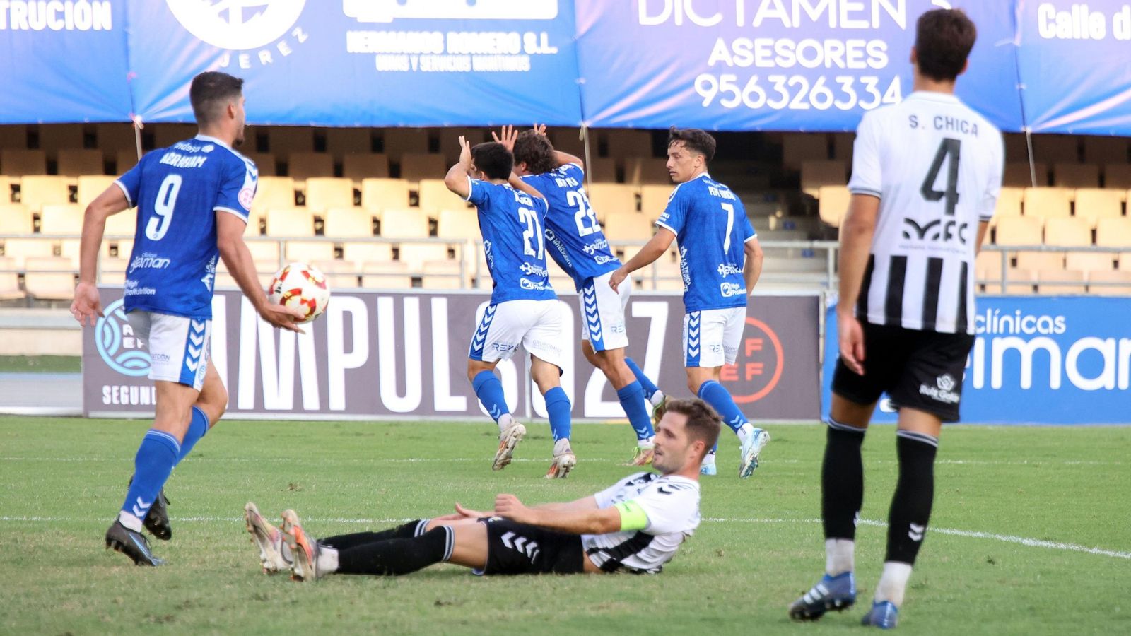 Asier celebra su tanto, mientras Connor Ruane se lamenta en el suelo Asier celebra su tanto, mientras Connor Ruane se lamenta en el suelo
